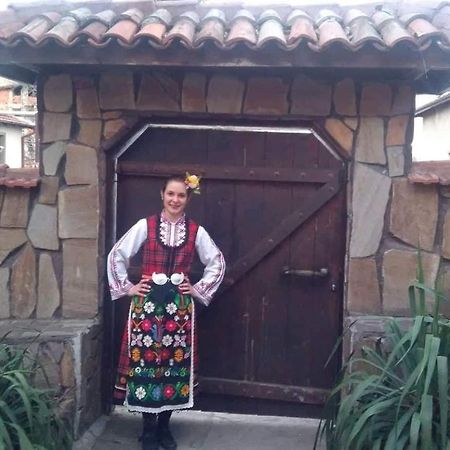 Семеен Хотел Национал Mineralni Bani Exterior foto