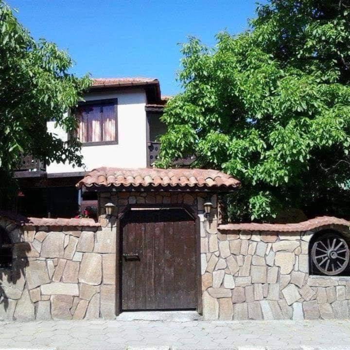 Семеен Хотел Национал Mineralni Bani Exterior foto